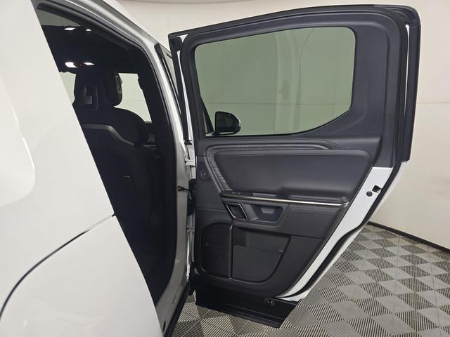 Photo of 2023 Glacier White Rivian R1T