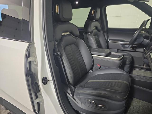 Photo of 2023 Glacier White Rivian R1T