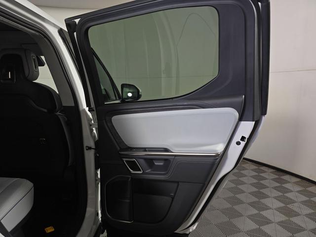 Photo of 2022 Glacier White Rivian R1T