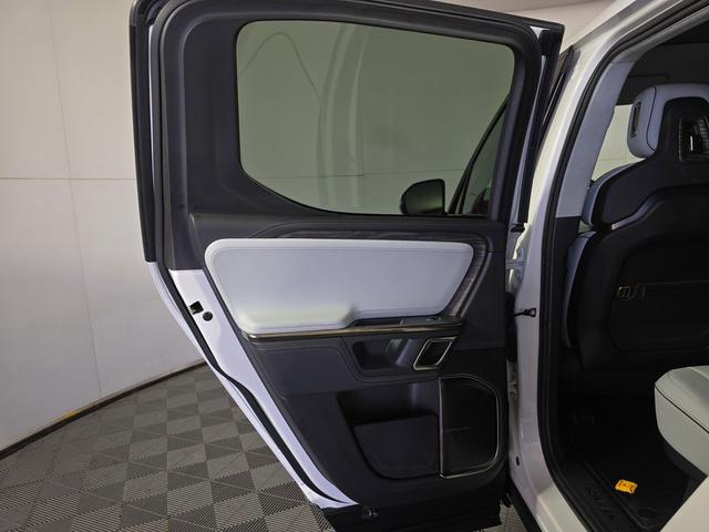 Photo of 2022 Glacier White Rivian R1T