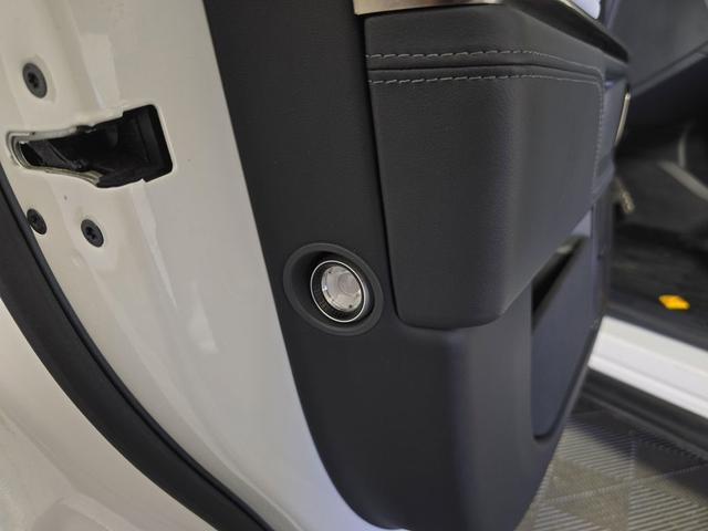 Photo of 2022 Glacier White Rivian R1T