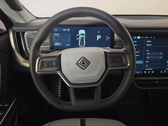 Photo of 2022 Glacier White Rivian R1T