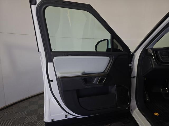 Photo of 2022 Glacier White Rivian R1T