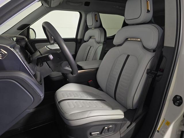 Photo of 2022 Glacier White Rivian R1T