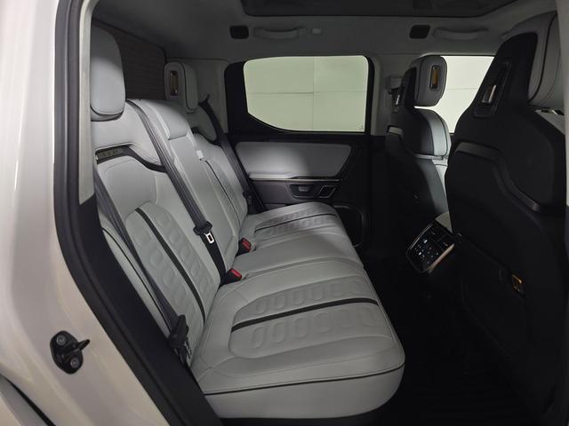 Photo of 2022 Glacier White Rivian R1T
