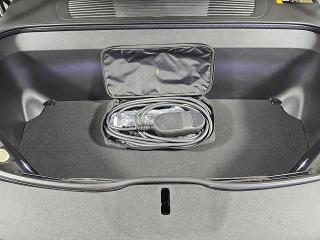 Photo of 2022 Glacier White Rivian R1T