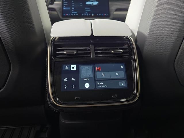 Photo of 2022 Glacier White Rivian R1T