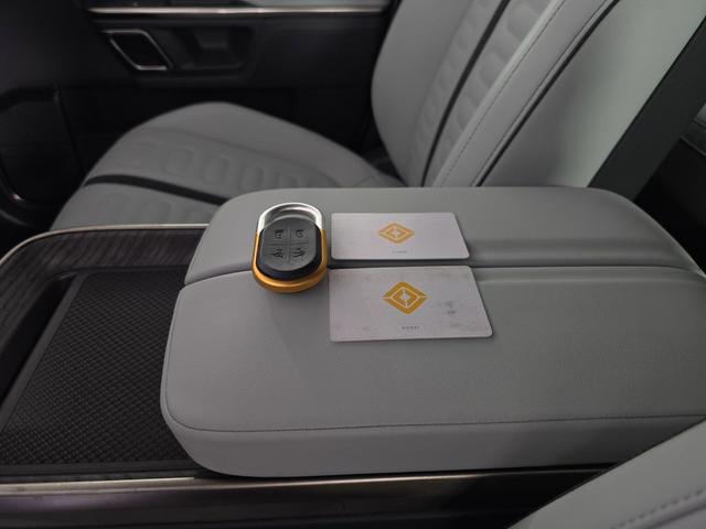 Photo of 2022 Glacier White Rivian R1T