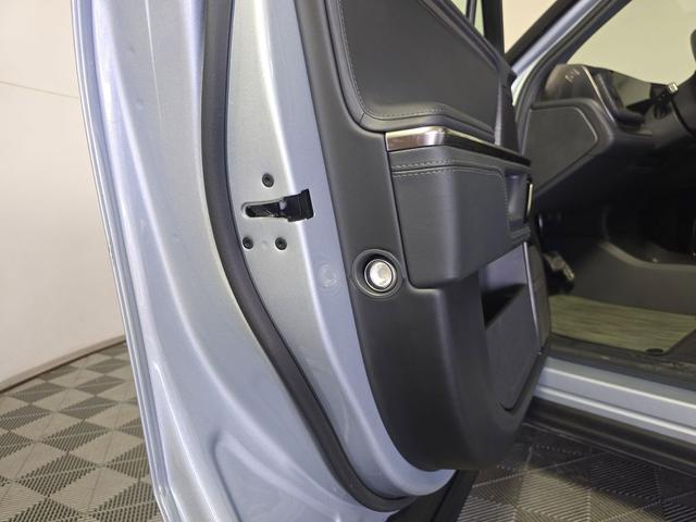 Photo of 2023 LA Silver Rivian R1S