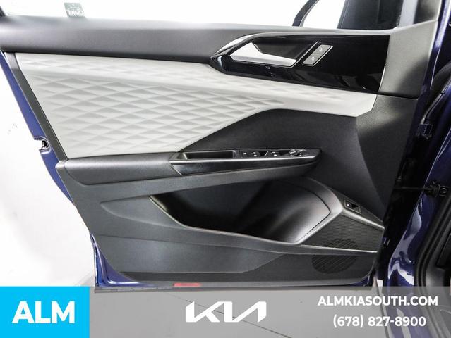 Photo of 2022 Dusk Blue Metallic Volkswagen Taos