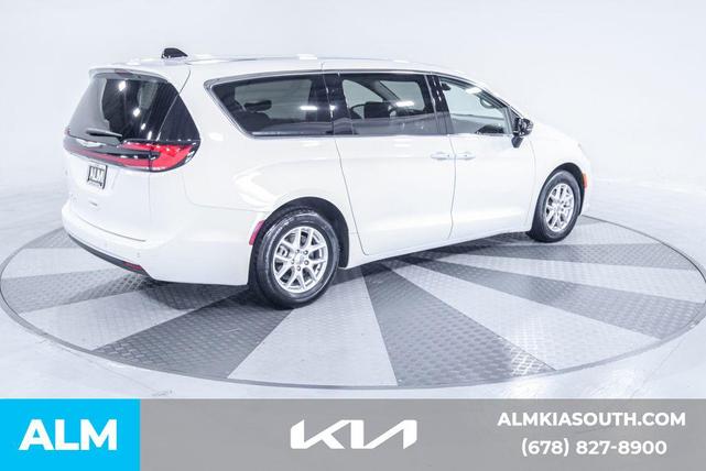Photo of 2024 Bright White Clearcoat Chrysler Pacifica