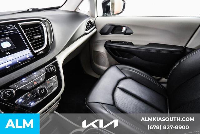Photo of 2024 Bright White Clearcoat Chrysler Pacifica