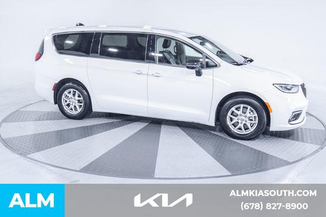 Photo of 2024 Bright White Clearcoat Chrysler Pacifica