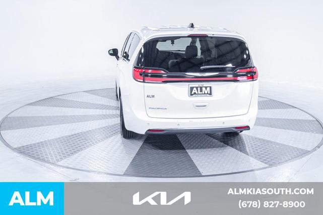 Photo of 2024 Bright White Clearcoat Chrysler Pacifica
