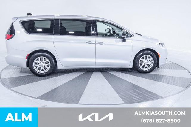 Photo of 2024 Silver Mist Clearcoat Chrysler Pacifica