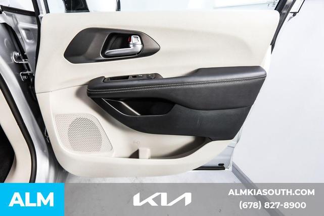 Photo of 2024 Silver Mist Clearcoat Chrysler Pacifica