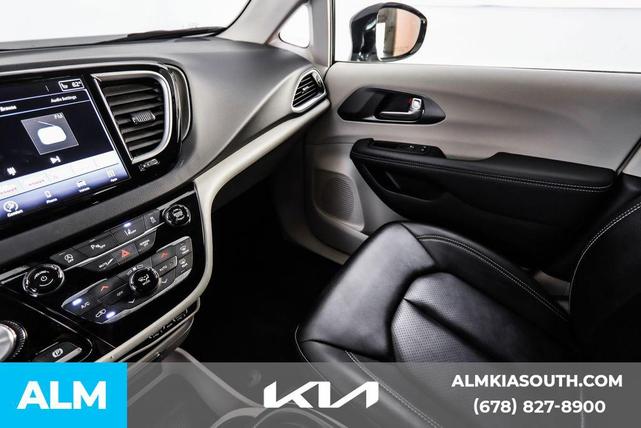 Photo of 2024 Silver Mist Clearcoat Chrysler Pacifica