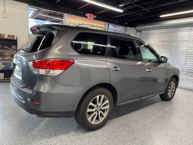 Photo of 2016 Gun Metallic Nissan Pathfinder