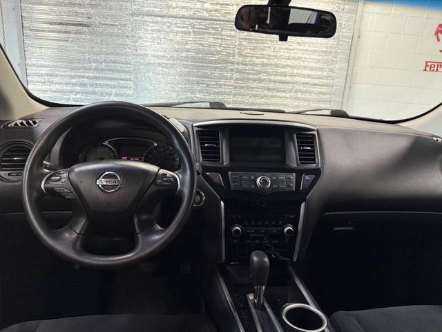 Photo of 2016 Gun Metallic Nissan Pathfinder