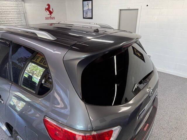 Photo of 2016 Gun Metallic Nissan Pathfinder