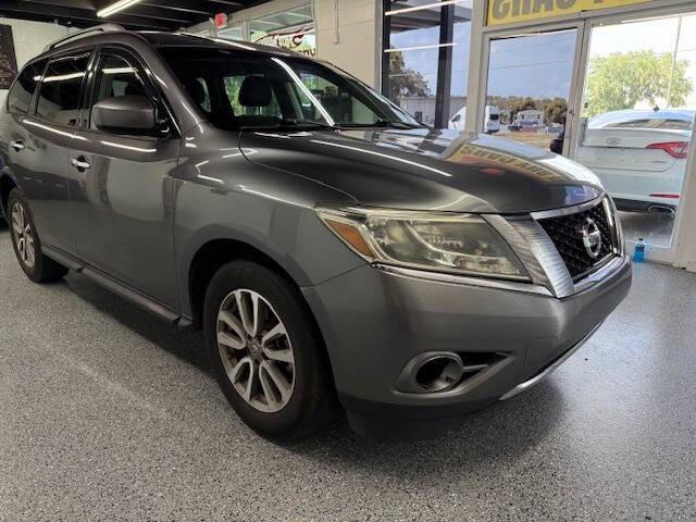 Photo of 2016 Gun Metallic Nissan Pathfinder