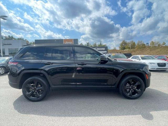 Photo of 2023 Diamond Black Crystal Pearlcoat Jeep Grand Cherokee