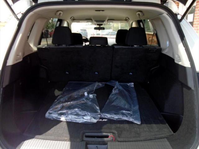 Photo of 2021 Pearl White Nissan Rogue
