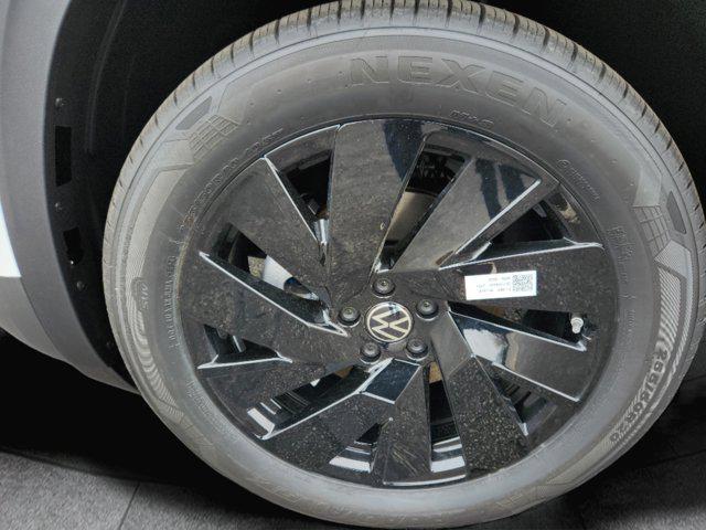 Photo of 2025 Pure White Volkswagen Atlas Cross Sport