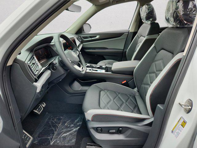 Photo of 2025 Pure White Volkswagen Atlas