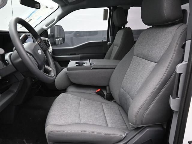 Photo of 2025 Oxford White Ford F-250