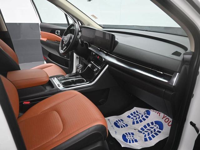 Photo of 2024 Snow White Pearl Kia Carnival