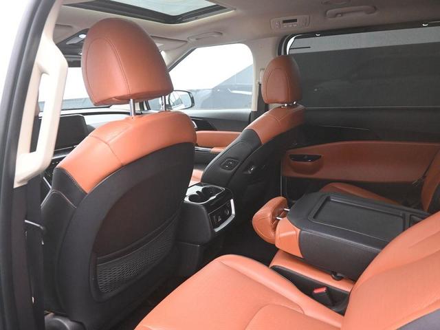Photo of 2024 Snow White Pearl Kia Carnival