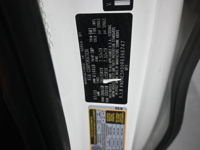 Photo of 2024 Snow White Pearl Kia Carnival