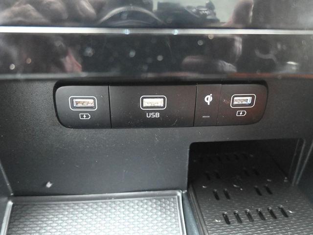 Photo of 2024 Snow White Pearl Kia Carnival
