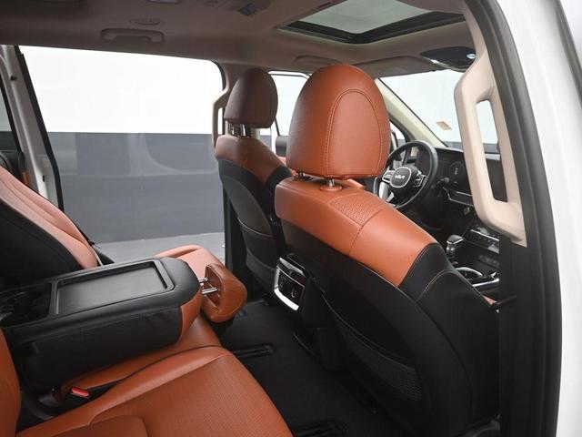 Photo of 2024 Snow White Pearl Kia Carnival