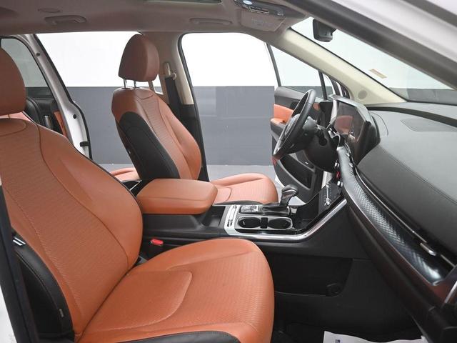Photo of 2024 Snow White Pearl Kia Carnival