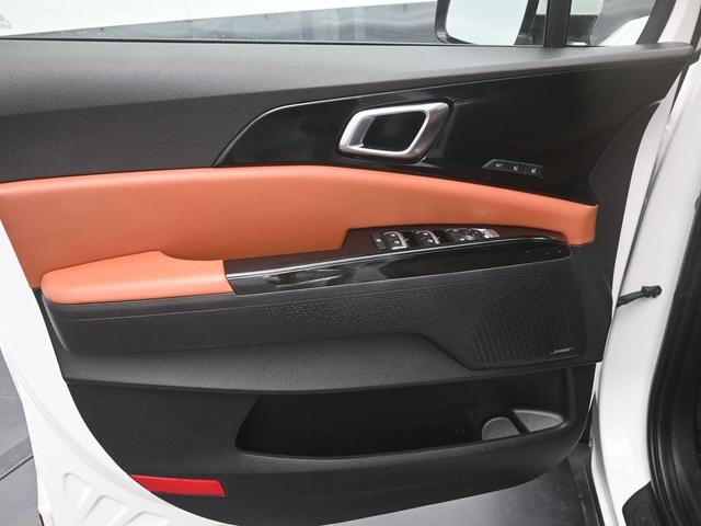 Photo of 2024 Snow White Pearl Kia Carnival