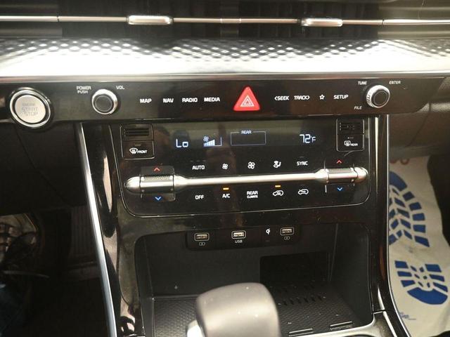 Photo of 2024 Snow White Pearl Kia Carnival