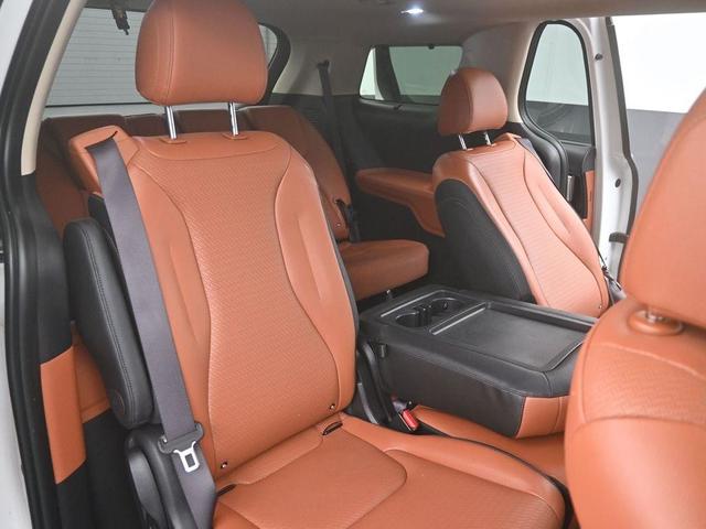 Photo of 2024 Snow White Pearl Kia Carnival