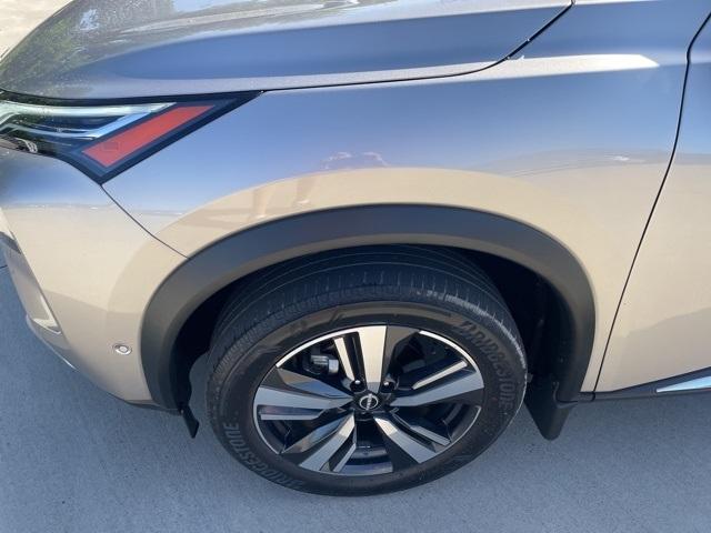 Photo of 2022 Brilliant Silver / Black Nissan Rogue