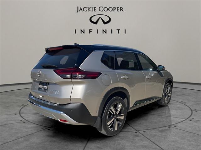 Photo of 2022 Brilliant Silver / Black Nissan Rogue