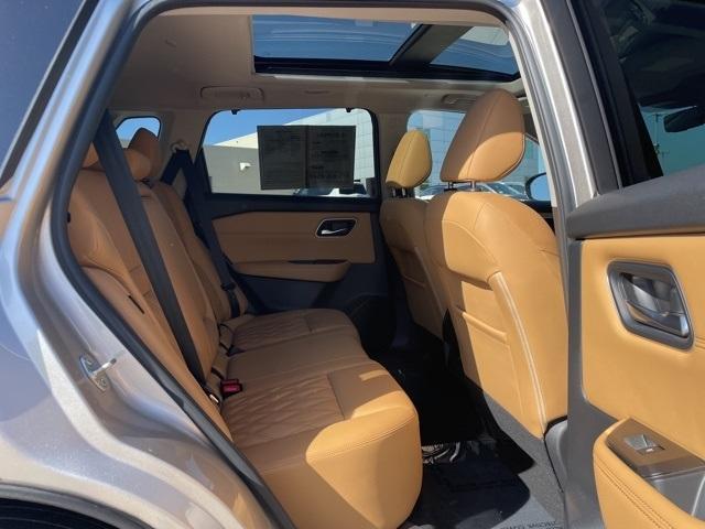Photo of 2022 Brilliant Silver / Black Nissan Rogue