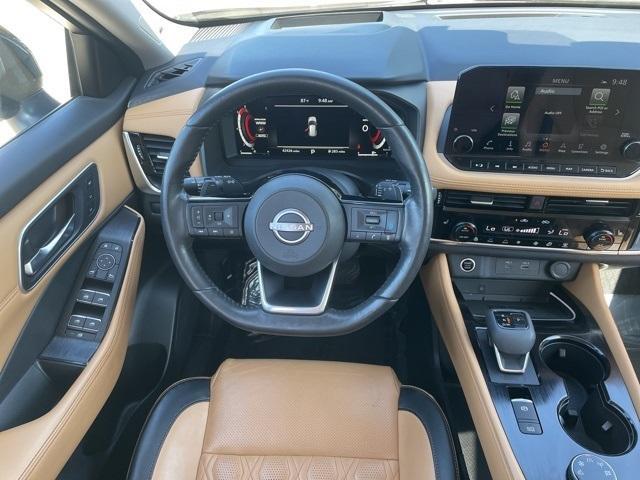 Photo of 2022 Brilliant Silver / Black Nissan Rogue