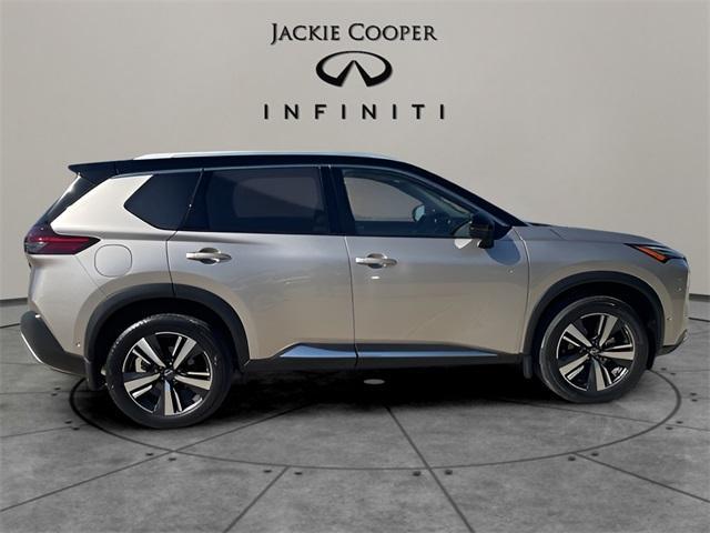 Photo of 2022 Brilliant Silver / Black Nissan Rogue