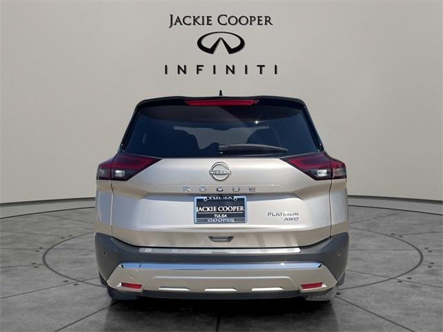 Photo of 2022 Brilliant Silver / Black Nissan Rogue