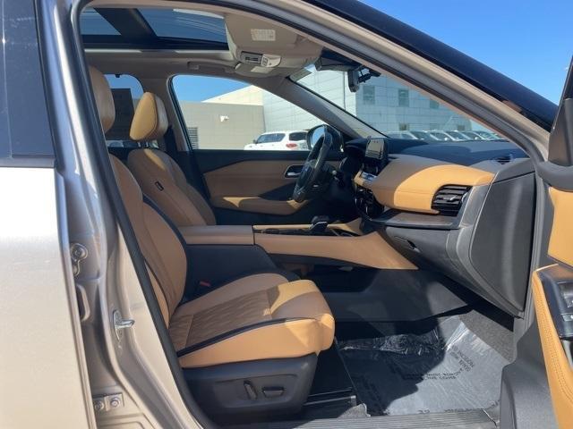 Photo of 2022 Brilliant Silver / Black Nissan Rogue