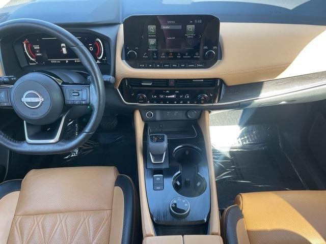 Photo of 2022 Brilliant Silver / Black Nissan Rogue