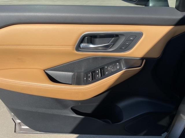 Photo of 2022 Brilliant Silver / Black Nissan Rogue