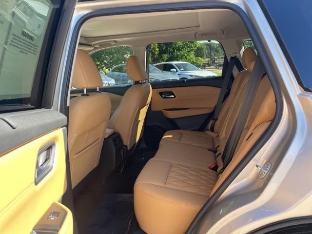 Photo of 2022 Brilliant Silver / Black Nissan Rogue