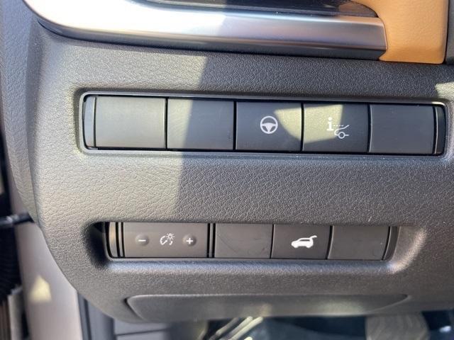 Photo of 2022 Brilliant Silver / Black Nissan Rogue